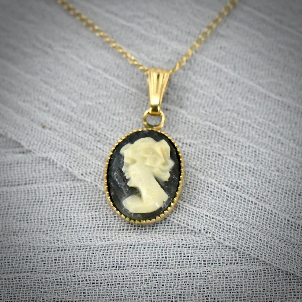 Vintage 14K Gold Petite Black White Cameo Pendant Necklace 18" 1.21g